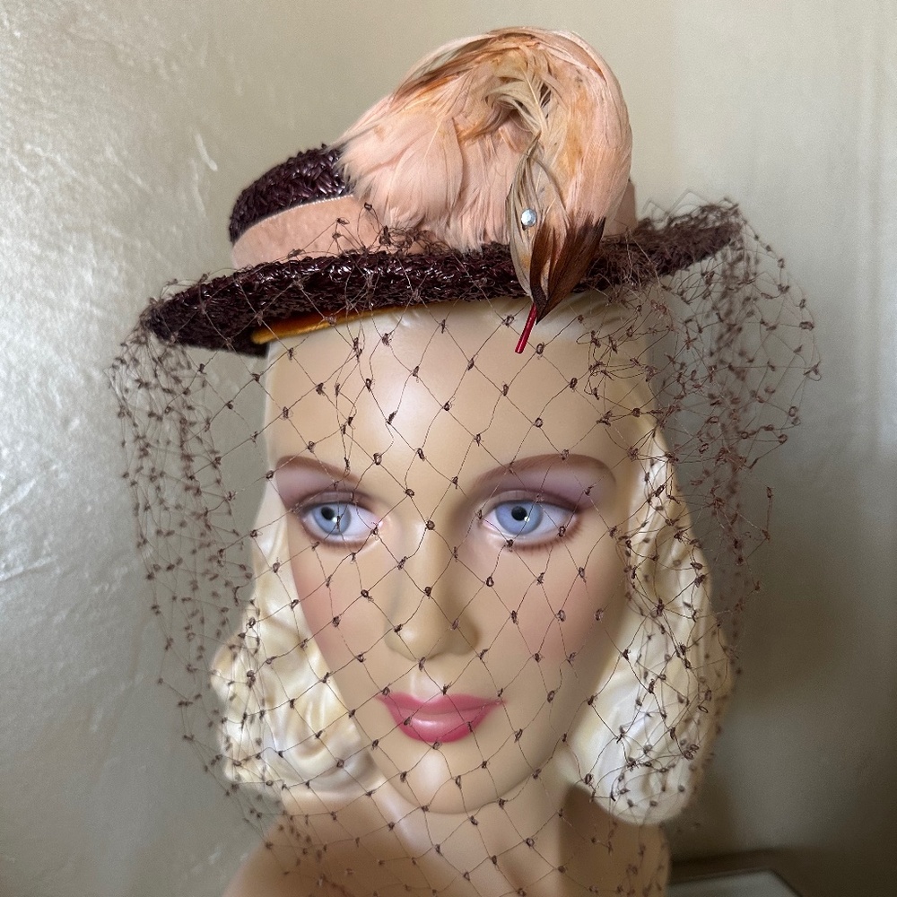 LOVELY 1940's BROIWN BOATER HAT WITH PINK FEATHER "BIRD HEAD" + VEIL